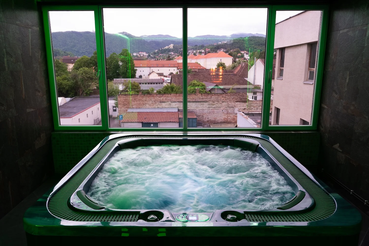 Jacuzzi Evolution cu vedere spre Brașov