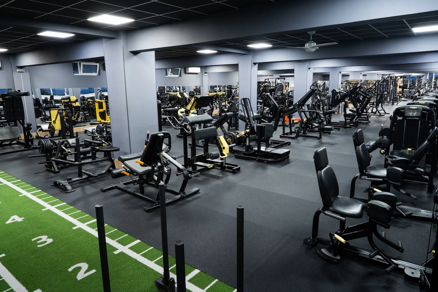 Sala de fitness Evolution: aparate și zonă de antrenament funcțional